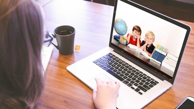 Cours à distance : comment aider son enfant à bien les aborder ?