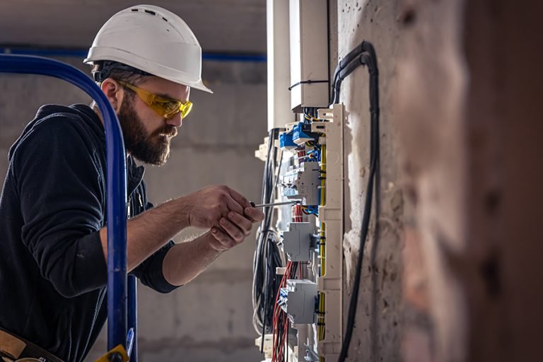 Quels sont les horaires de travail d&rsquo;un électricien à Le Bouscat