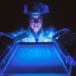 une femme fait des recherches dans un laboratoire