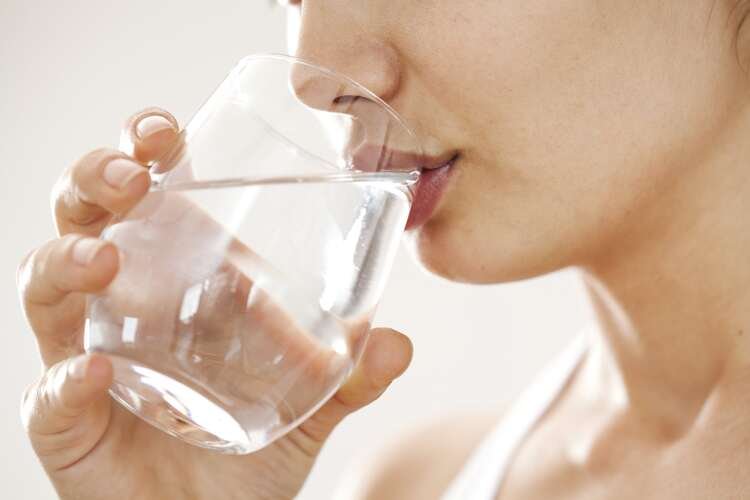 Fontaine à eau VS packs de bouteilles d’eau