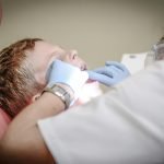 Un jeune garçon reçoit un examen dentaire par un dentiste professionnel dans une clinique.