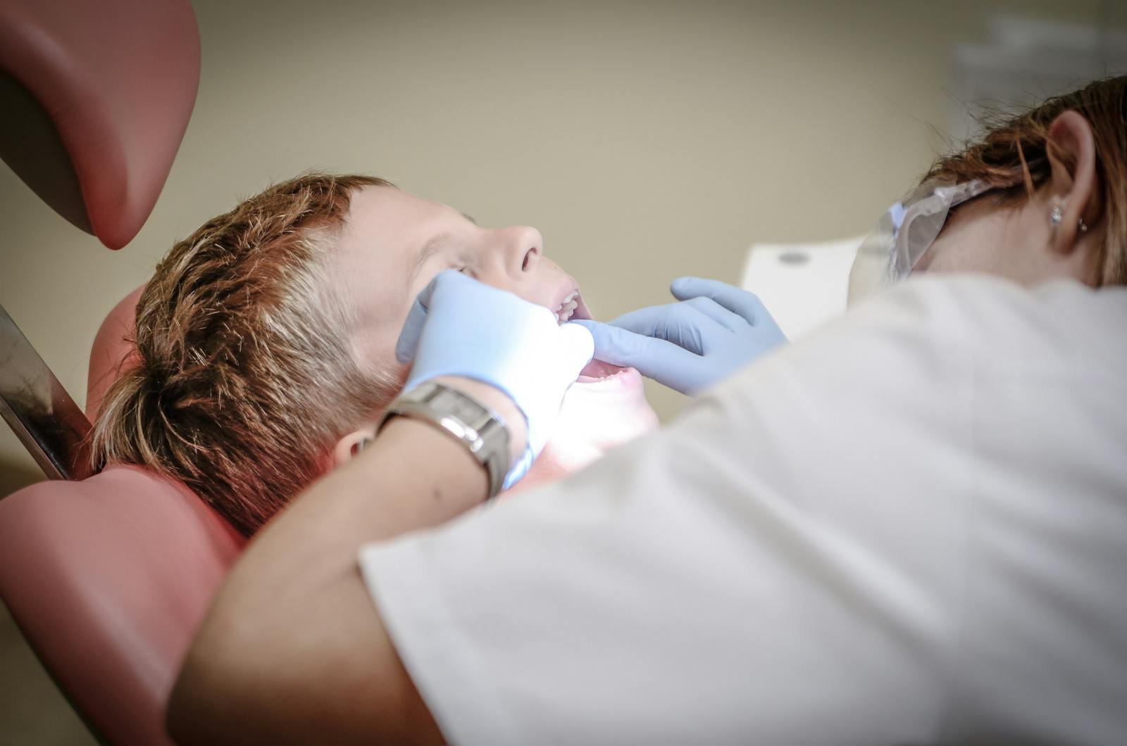 Un jeune garçon reçoit un examen dentaire par un dentiste professionnel dans une clinique.