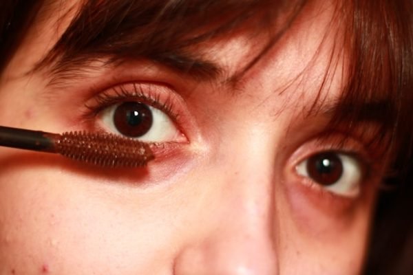Comment appliquer le mascara sans faire de paquets pour un regard impeccable ? appliquer le mascara