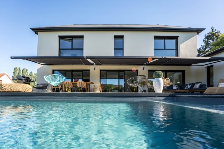 Quelle toile choisir pour un store banne ? Résistance, entretien et coloris au cœur du choix