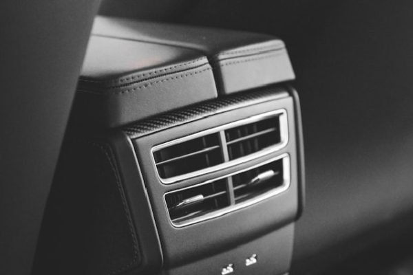 L’accoudoir central : essentiel pour la sécurité dans les poids lourds accoudoir central