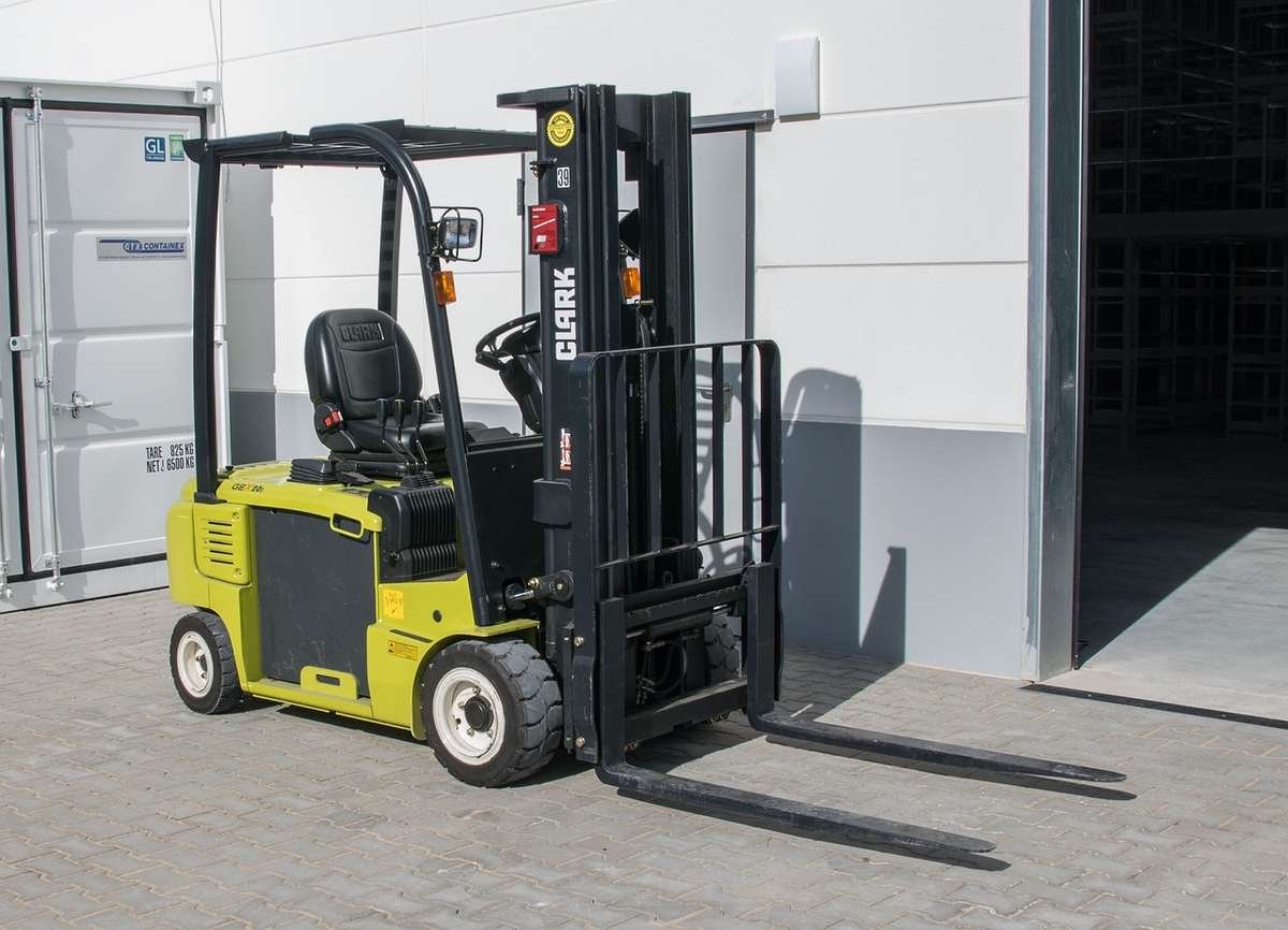Allée de racks dans un entrepôt logistique en activité Allée de racks dans un entrepôt logistique en activité