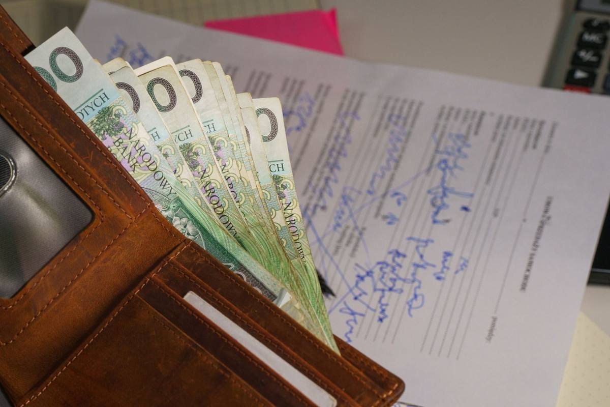 Portefeuille ouvert avec des billets de 20 euros et des papiers manuscrits Portefeuille ouvert avec des billets de 20 euros et des papiers manuscrits