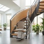 Monte-escalier moderne sur un escalier tournant, maison lumineuse