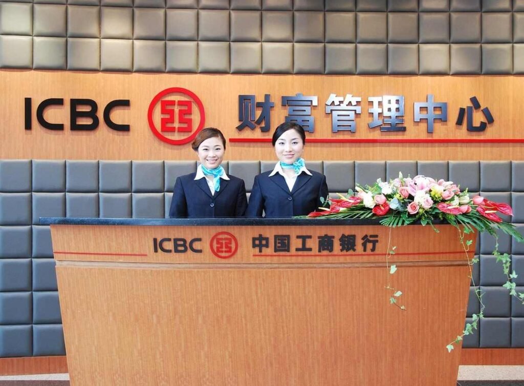 Deux femmes en uniforme devant un bureau ICBC avec des fleurs
