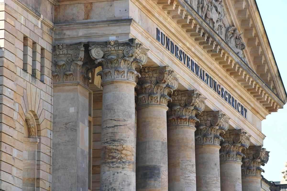 Façade de palais de justice avec colonnes corinthiennes et inscription institutionnelle bleue